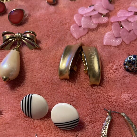 Vintage Estate Jewelry Lot Earrings Pairs Pin Pendants 33 Pcs - Picture 12 of 16